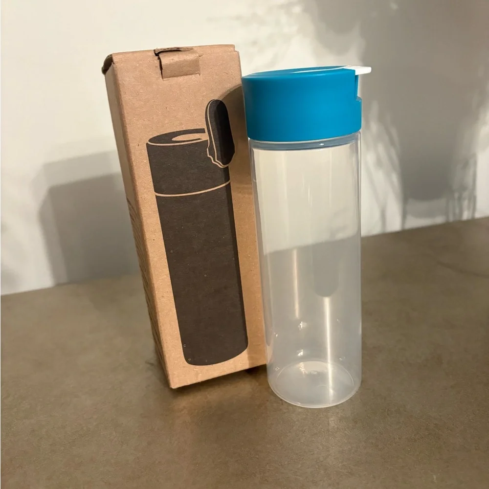 Tupperware New Squeeze‎ It Condiment Dispenser Bottle w/ Blue Lid